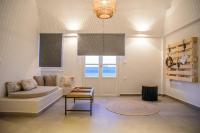 伊亚Central Hostel Oia的带沙发和桌子的客厅