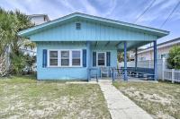 默特尔比奇Steps to Ocean Breezy Myrtle Beach Bungalow!的一个小蓝色房子,设有门廊