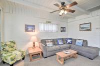 默特尔比奇Steps to Ocean Breezy Myrtle Beach Bungalow!的带沙发和吊扇的客厅