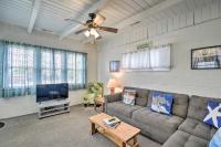 默特尔比奇Steps to Ocean Breezy Myrtle Beach Bungalow!的配有沙发和平板电视的客厅