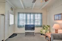 默特尔比奇Steps to Ocean Breezy Myrtle Beach Bungalow!的配有平板电视和椅子的客厅