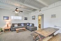 默特尔比奇Steps to Ocean Breezy Myrtle Beach Bungalow!的带沙发和桌子的客厅