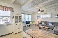 Steps to Ocean Breezy Myrtle Beach Bungalow!的电视和&#47;或娱乐中心