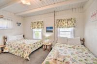 Steps to Ocean Breezy Myrtle Beach Bungalow!客房内的一张或多张床位
