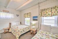 Steps to Ocean Breezy Myrtle Beach Bungalow!客房内的一张或多张床位