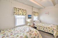 Steps to Ocean Breezy Myrtle Beach Bungalow!客房内的一张或多张床位
