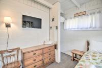 Steps to Ocean Breezy Myrtle Beach Bungalow!客房内的一张或多张床位