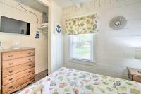 Steps to Ocean Breezy Myrtle Beach Bungalow!客房内的一张或多张床位