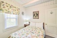 Steps to Ocean Breezy Myrtle Beach Bungalow!客房内的一张或多张床位