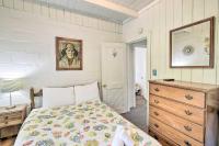 Steps to Ocean Breezy Myrtle Beach Bungalow!客房内的一张或多张床位