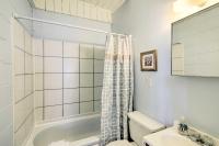 Steps to Ocean Breezy Myrtle Beach Bungalow!的一间浴室
