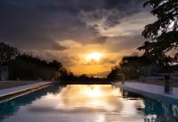 Relais Forte Benedek Wine & SPA - Adults Only内部或周边的泳池