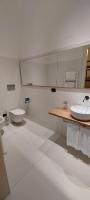 埃尔科拉诺Casa Raiola Ercolano Luxury Rooms &amp; Spa的白色浴室设有2个卫生间和水槽