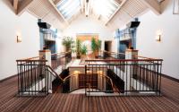 魁北克市Hôtel Lindbergh par JARO的大楼内带楼梯的大大厅