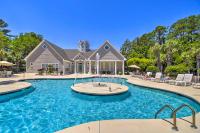 默特尔比奇Less Than 2 Mi to Beach Savannah Shores Resort Condo!的一栋房子前面有游泳池