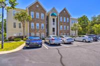 默特尔比奇Less Than 2 Mi to Beach Savannah Shores Resort Condo!的停在大楼前停车场的一群汽车