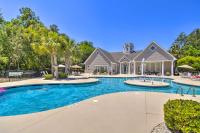 Less Than 2 Mi to Beach Savannah Shores Resort Condo!内部或周边的泳池