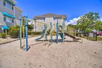 Less Than 2 Mi to Beach Savannah Shores Resort Condo!的儿童游玩区