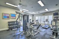 Less Than 2 Mi to Beach Savannah Shores Resort Condo!的健身中心和&#47;或健身设施