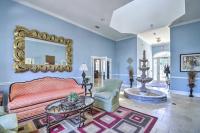 Less Than 2 Mi to Beach Savannah Shores Resort Condo!的休息区