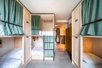 阿姆斯特丹The Bee Hostel的有四张双层床的房间