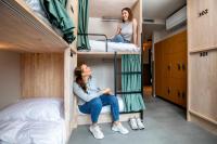 阿姆斯特丹The Bee Hostel的宿舍间的双层床上,有两名女性