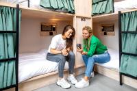 The Bee Hostel客房内的一张或多张床位