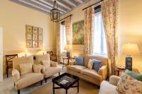 Museum Duplex and Patios, Historical Center, 8 pax的休息区