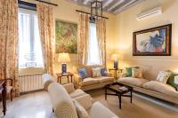 Museum Duplex and Patios, Historical Center, 8 pax的休息区