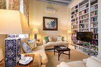 Museum Duplex and Patios, Historical Center, 8 pax的休息区