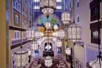 迪拜Oaks Ibn Battuta Gate Dubai的吊灯悬挂在天花板上的建筑