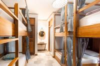 Interconnection Hostel客房内的一张或多张床位
