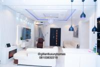 贝宁城Gillant Luxury Homes的配有白色家具和电视的客厅