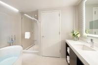InterContinental - Washington D.C. - The Wharf by IHG的一间浴室