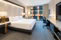 InterContinental - Washington D.C. - The Wharf by IHG客房内的一张或多张床位