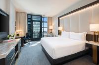 InterContinental - Washington D.C. - The Wharf by IHG客房内的一张或多张床位