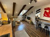 Condo in town centre的休息区