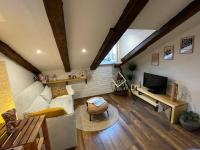 Condo in town centre的电视和/或娱乐中心