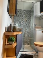 Condo in town centre的一间浴室
