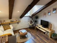 Condo in town centre的电视和/或娱乐中心