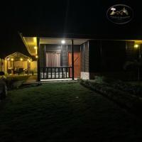 福尔图纳Cabaña El Monasterio的夜晚的房子,门亮了