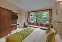 Hotel Raj Palace Udaipur的电视和/或娱乐中心