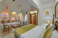 Hotel Raj Palace Udaipur客房内的一张或多张床位