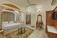 Hotel Raj Palace Udaipur客房内的一张或多张床位