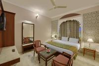 Hotel Raj Palace Udaipur客房内的一张或多张床位