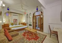 Hotel Raj Palace Udaipur客房内的一张或多张床位