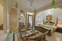 Hotel Raj Palace Udaipur客房内的一张或多张床位