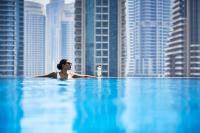 Jumeirah Living Marina Gate Dubai内部或周边的泳池