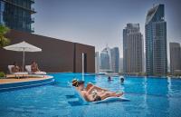 Jumeirah Living Marina Gate Dubai内部或周边的泳池