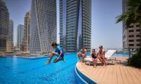 Jumeirah Living Marina Gate Dubai内部或周边的泳池